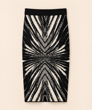 Cargar imagen en el visor de la galería, Conjunto tejido en blanco y negro de top y falda midi
