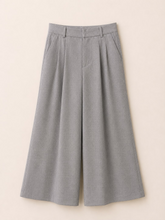 Cargar imagen en el visor de la galería, Conjunto gris de pantalón recto y blusa de un hombro tipo chaleco
